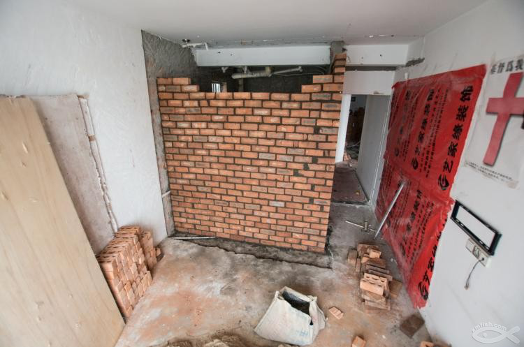 砌墻穩(wěn)步進(jìn)行中