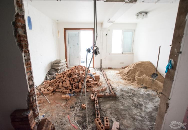 砌墻穩(wěn)步進(jìn)行中