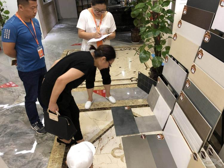 去網(wǎng)紅店選瓷磚，沒想到老板居然和我們是......