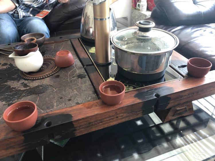 去網(wǎng)紅店選瓷磚，沒想到老板居然和我們是......