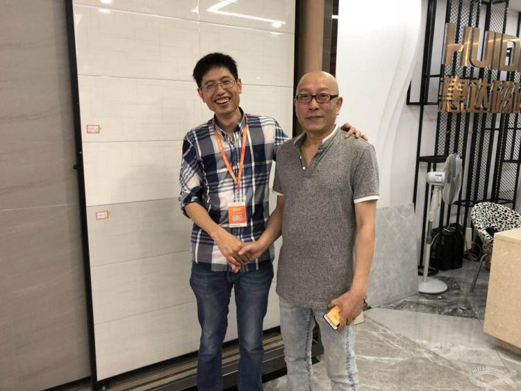 去網(wǎng)紅店選瓷磚，沒想到老板居然和我們是......