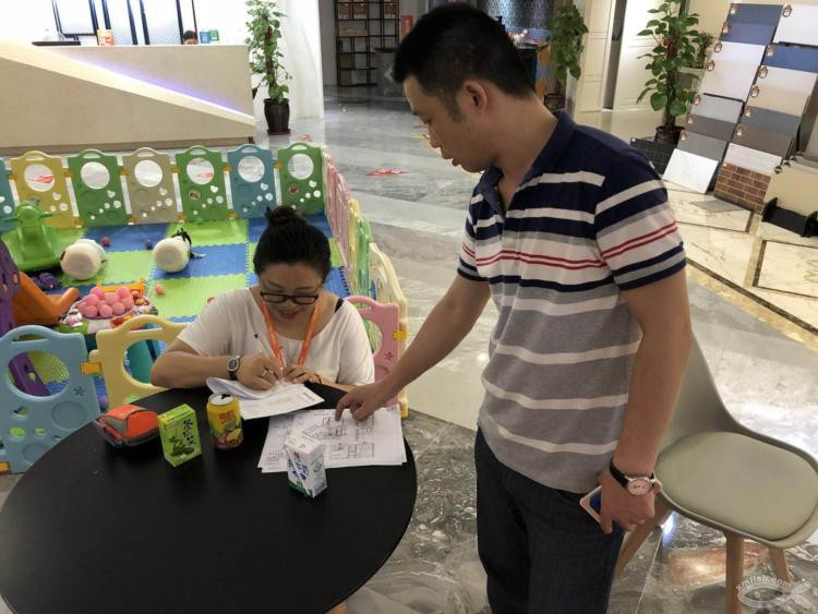 去網(wǎng)紅店選瓷磚，沒想到老板居然和我們是......