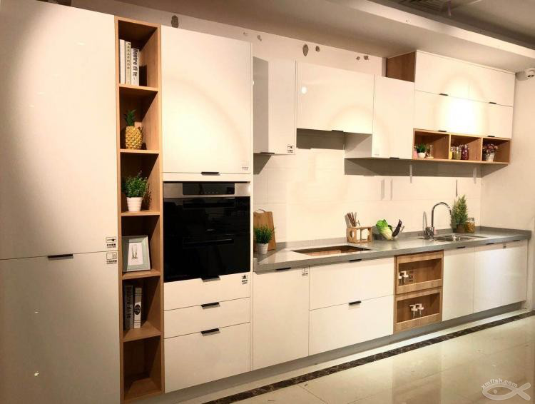 看瓷磚的空閑時(shí)間還能改櫥柜方案，方便！ 體驗(yàn)宜格空間現(xiàn)場實(shí)時(shí)修改效果圖