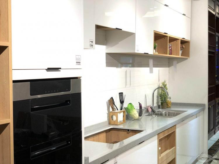 看瓷磚的空閑時(shí)間還能改櫥柜方案，方便！ 體驗(yàn)宜格空間現(xiàn)場實(shí)時(shí)修改效果圖