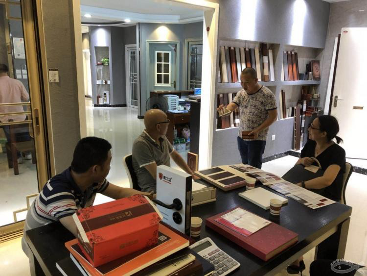 室內(nèi)木門還有這么多種？為什么衛(wèi)生間門需要帶一片玻璃呢？ 我來告訴你答案！