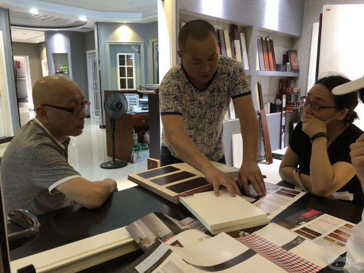 室內(nèi)木門還有這么多種？為什么衛(wèi)生間門需要帶一片玻璃呢？ 我來告訴你答案！