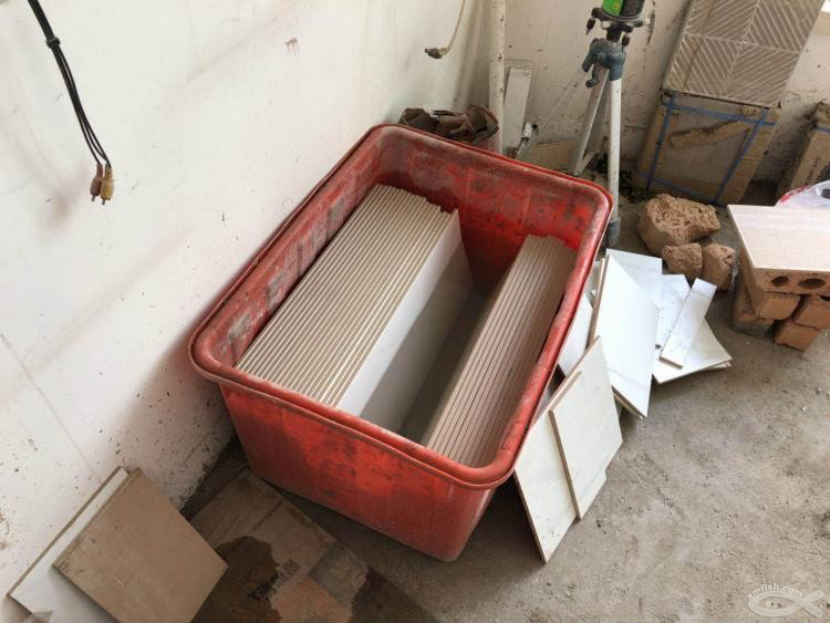 貼瓷磚前為什么要泡水？原來(lái)是這樣的呀！