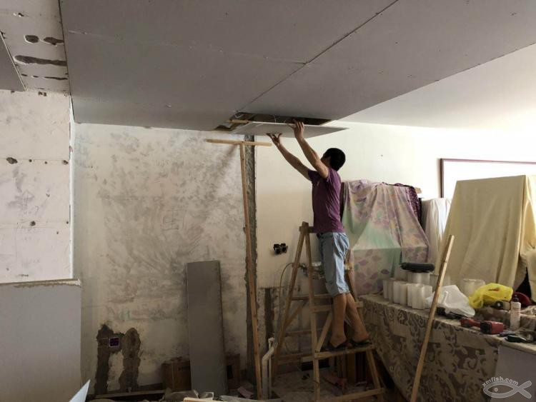 木工吊頂施工，確定燈光位置也是一個(gè)慎重的決定。