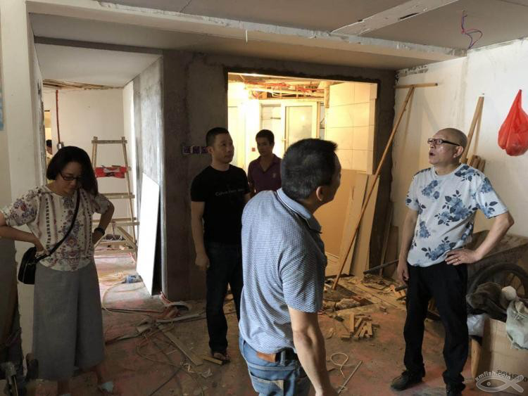 木工吊頂施工，確定燈光位置也是一個(gè)慎重的決定。