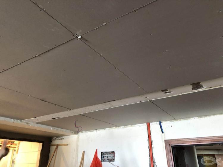 木工吊頂施工，確定燈光位置也是一個(gè)慎重的決定。