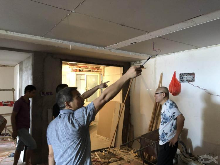 木工吊頂施工，確定燈光位置也是一個(gè)慎重的決定。