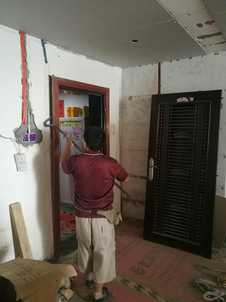 更換防盜門全過程大揭秘，我們家有一個能吃下十多桶水泥的怪物！