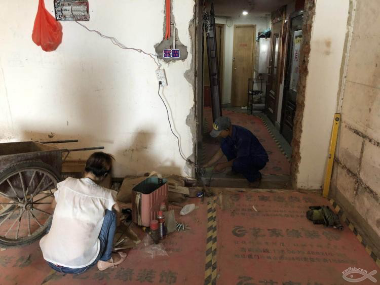 更換防盜門全過程大揭秘，我們家有一個能吃下十多桶水泥的怪物！