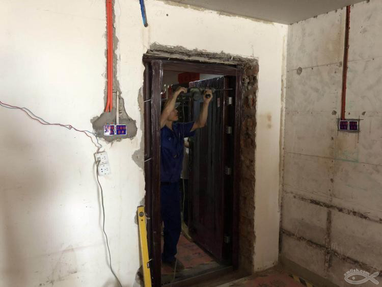 更換防盜門全過程大揭秘，我們家有一個能吃下十多桶水泥的怪物！