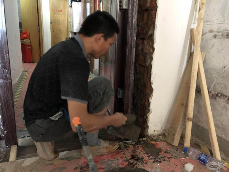 更換防盜門全過程大揭秘，我們家有一個能吃下十多桶水泥的怪物！