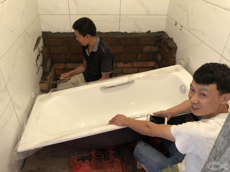 也許是小魚網(wǎng)上第一戶直播安裝浴缸的過程！還是鑄鐵浴缸！
