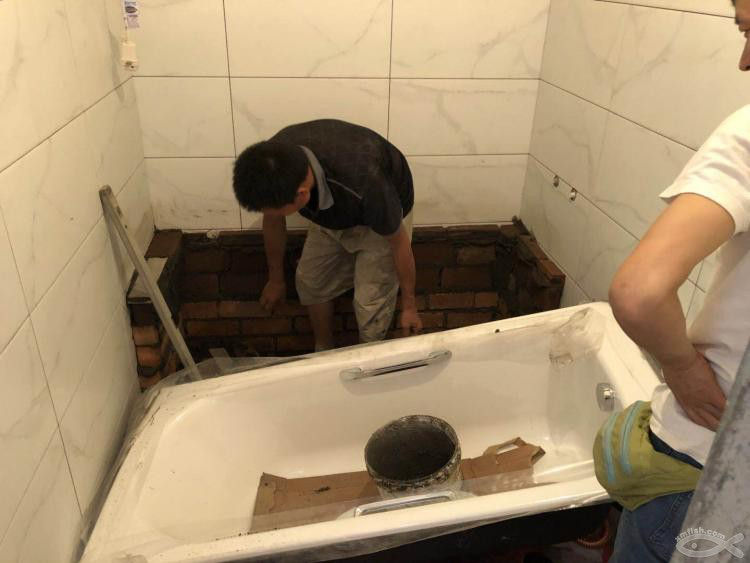 也許是小魚網(wǎng)上第一戶直播安裝浴缸的過程！還是鑄鐵浴缸！