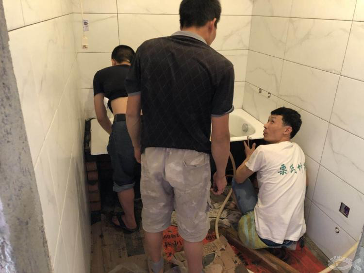 也許是小魚網(wǎng)上第一戶直播安裝浴缸的過程！還是鑄鐵浴缸！