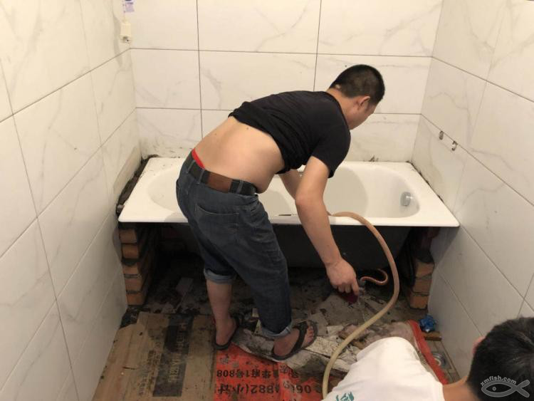 也許是小魚網(wǎng)上第一戶直播安裝浴缸的過程！還是鑄鐵浴缸！