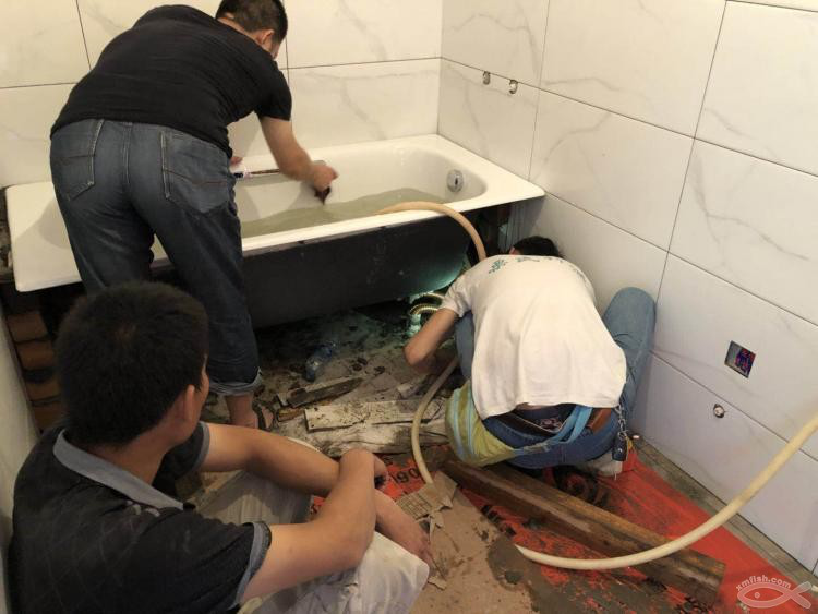 也許是小魚網(wǎng)上第一戶直播安裝浴缸的過程！還是鑄鐵浴缸！