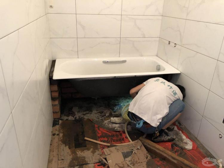 也許是小魚網(wǎng)上第一戶直播安裝浴缸的過程！還是鑄鐵浴缸！